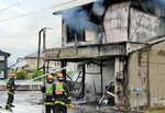 消火活動に当たる消防関係者＝２６日午後４時４５分ごろ、鳥取市西品治