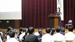 生徒に夢や目標に向かってきた経験を語る荒川さん