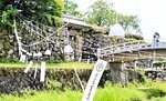 風に揺られ涼しげな音色を響かせる出石焼の風鈴＝豊岡市出石町