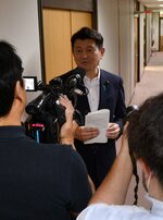 一般質問を終えて取材に応じる平井伸治容疑者＝６月２３日、県庁
