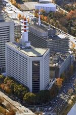 　警視庁（手前、共同通信社ヘリから）