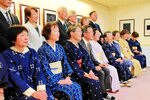 入学式を終え記念撮影に臨む入学生ら＝１７日、倉吉市の鳥取短期大絣研究室