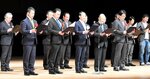 フォーラムを終え、日本創生に向けた「とっとり宣言」を読み上げる実行委ら＝３０日、鳥取市のとりぎん文化会館
