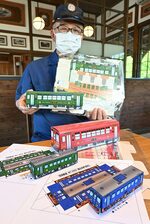 無料配布している列車のペーパークラフト（手前）と手作りキット＝若桜町若桜の若桜駅
