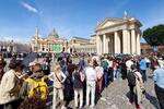 　ローマ教皇フランシスコの一般弔問のため、バチカンのサンピエトロ大聖堂の前で列をつくる人々＝２３日（共同）