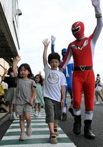 にしくら信号レンジャーと一緒に横断歩道の渡り方を学ぶ園児