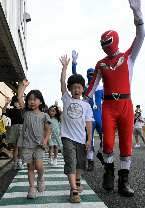にしくら信号レンジャーと一緒に横断歩道の渡り方を学ぶ園児