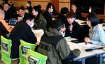 参加者（手前）に仕事内容を説明する企業の担当者ら
