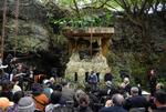 　チビチリガマで開かれた慰霊祭に参列した遺族ら＝５日午後、沖縄県読谷村