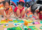 道端で絵を描く子どもたち＝８月中旬、フィリピン・セブ島（ＹＡＳＵさん提供）