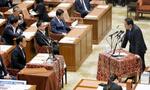 　衆院政治改革特別委で、立憲民主党の岡田幹事長（左手前）の質問に答弁する岸田首相＝５日午後