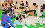 ダンボールを立体的に組み合わせて遊ぶ子どもら