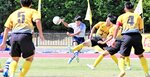 米子北―境　米子北は延長前半９分、山下（中央）のミドルシュートで３－２と勝ち越す＝どらドラパーク米子陸上競技場