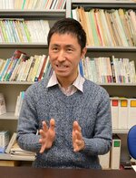 今回の補選の意義について語る塩沢教授＝７日、鳥取市湖山町南４丁目の鳥取大