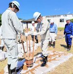 作った土のうを並べて固める作業に取り組む参加者＝２９日、新温泉町対田