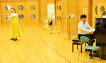 保育現場で唱歌・童謡を歌い継ぐ活動をする津上さん（右）と羽根田さん