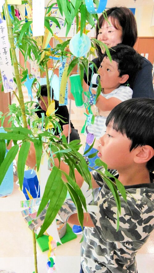 ササに短冊を飾り付ける園児ら