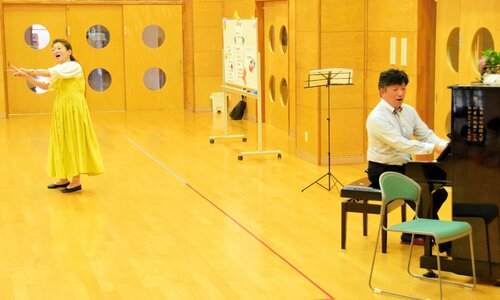 保育現場で唱歌・童謡を歌い継ぐ活動をする津上さん（右）と羽根田さん