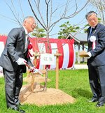 発展を願い、植樹された紅梅に土をかけていく関係者ら＝１８日、米子市彦名町の米子高専