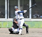 準決勝・鳥取商－鳥取城北　鳥取城北は四回、２死一塁から石黒が左翼席に２点本塁打を放ち５－２とリードを広げる＝ヤマタスポーツパーク野球場