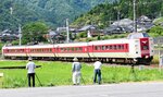 定期運行最終日を迎えた特急やくもの３８１系車両＝１５日、日野町安原