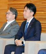 　閣議に臨む小泉農相（右）＝２３日午前、首相官邸