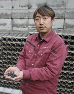　「ダストフリー花火」を開発した岸火工品製造所の岸洋介社長＝徳島県阿南市