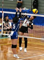 女子決勝・鳥取城北―米子北斗　鳥取城北は第２セット、松井（１）がスパイクを決めて１４―１０とリードする＝ヤマタスポーツパーク体育館