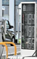 燃料価格を表示するＧＳの看板。政府の補助が店頭価格に反映されるまでには時間かかるとみられる＝１５日、新温泉町三谷
