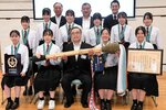 深沢市長（中央）を表敬訪問した書道部員ら＝２７日、鳥取市役所
