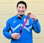 アジア大会の銅メダルを手に「パリ五輪に向けて頑張りたい」と意気込む前田祐也＝鳥取育英高