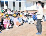 災害発生時の避難の仕方などを児童たちに伝える震災・学校支援チーム「ＥＡＲＴＨ（アース）」メンバーの飯田教諭（右）＝１７日、豊岡市出石町の小坂小