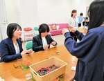 おもちゃづくりに挑戦する参加者