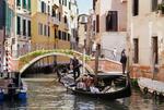 　イタリア北部ベネチアの運河を巡るゴンドラ＝１８日（共同）