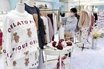 贈り物に人気の部屋着などが並ぶ店内＝鳥取市今町２丁目の丸由百貨店