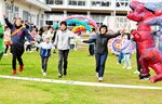 手をつないで笑顔でゴールするランナーたち
