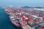 　中国山東省青島市の港に停泊するコンテナ船＝４月（新華社＝共同）