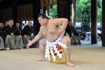 　「雲竜型」で奉納土俵入りを披露する横綱大の里＝３０日、東京都渋谷区の明治神宮（代表撮影）