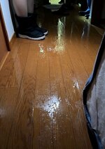 漏水被害で水浸しになった廊下（被害住民提供）