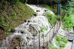 雨水が滝のように流れる駟馳山峠登山道入り口（午後１時半撮影）