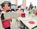 児童の進行でゲームを楽しむ参加者＝１３日、日野町根雨の町山村開発センター