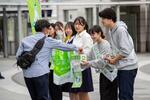 　奨学生らによるあしなが育英会の募金活動（同会提供）