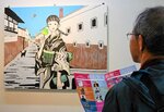 展示作品を鑑賞する参加者＝１１日、倉吉市新町１丁目の久楽