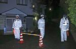　刃物を持った人物が立てこもった事件で、現場付近を警戒する警察官＝４日午後９時２９分、静岡県東伊豆町
