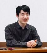 　「第２２回詰将棋解答選手権チャンピオン戦」で優勝し、取材に応じる藤井聡太七冠＝３０日午後、大阪府高槻市