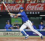 　３回ＤｅＮＡ２死二、三塁、度会が先制の遊撃内野安打を放つ＝ベルーナドーム