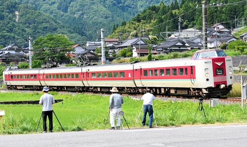 定期運行最終日を迎えた特急やくもの３８１系車両＝１５日、日野町安原