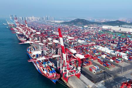 　中国山東省青島市の港に停泊するコンテナ船＝４月（新華社＝共同）