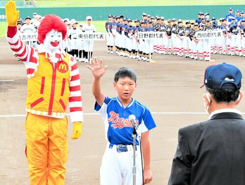 正々堂々と戦うことを誓う車尾スポ少の内田康貴主将＝どらドラパーク米子市民球場