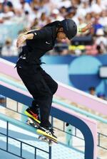 　女子ストリート決勝　演技する赤間凜音＝パリ（共同）